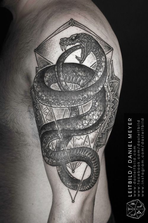 Großartige detaillierte schwarzweiße  große Schlange mit Ornamenten Tattoo am Unterarm