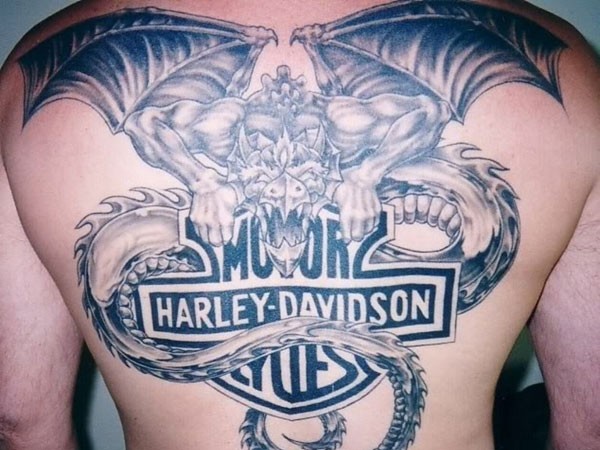 Großartiger Drache mit Harley Davidson-Logo Tattoo am Rücken