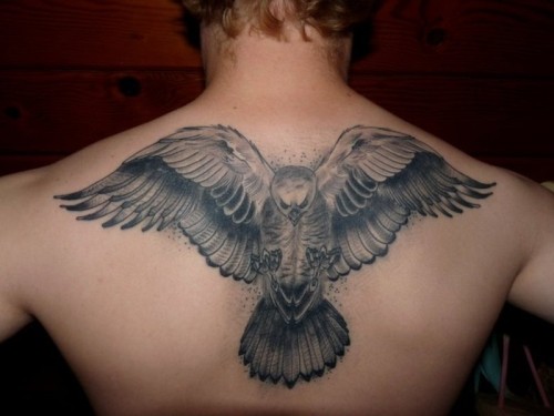 Großartiger Adler Tattoo am oberen Rücken