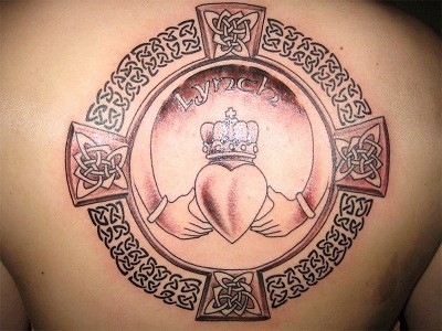grande emblema celtico irlandese tatuaggio sulla schiena