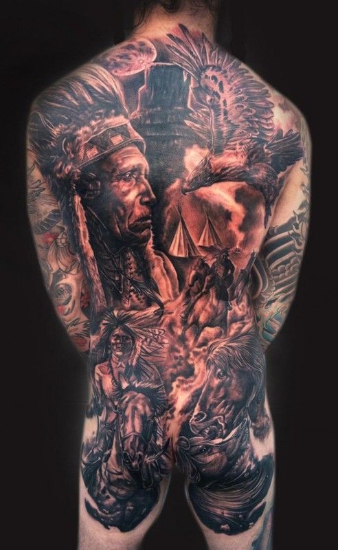 Tatuaje en la espalda completa, indio anciano y paisaje americano  increíble