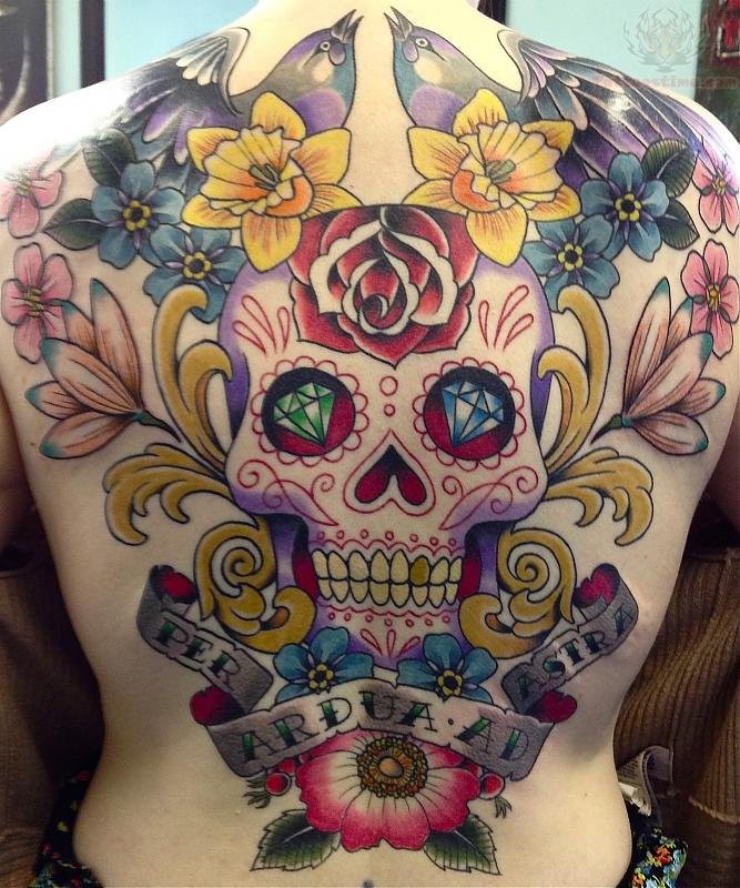 Tatuaje en la espalda, cráneo con muchas flores, abigarrado