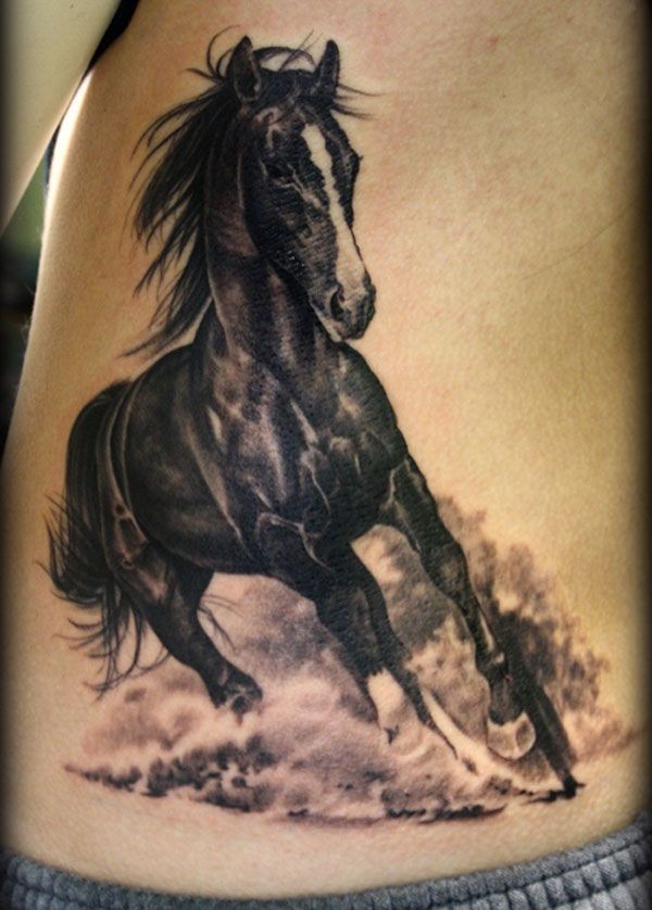 Großes galoppierendes Pferd Tattoo