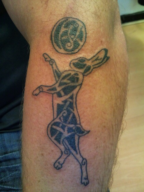 Großartiges Arm Tattoo mit als Stammesornament gestaltetem spielendem Ball Hase in Grau