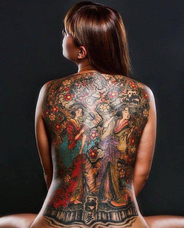 Tatuaje en la espalda, geishas, tema japonés