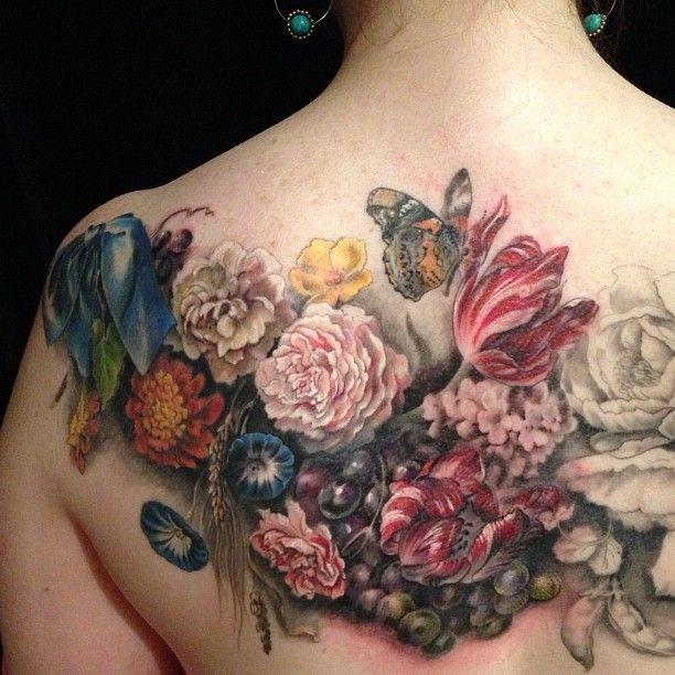 grandi incantevoli fiori tatuaggio sulla schiena
