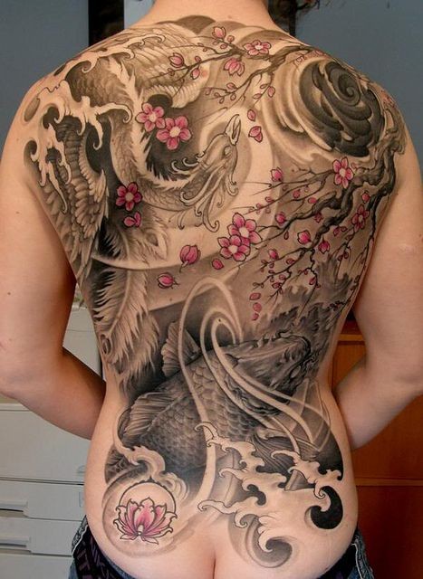 Tatuaggio impressionante sulla schiena l&quotuccello magico & la carpa koi & la sakura fiorita