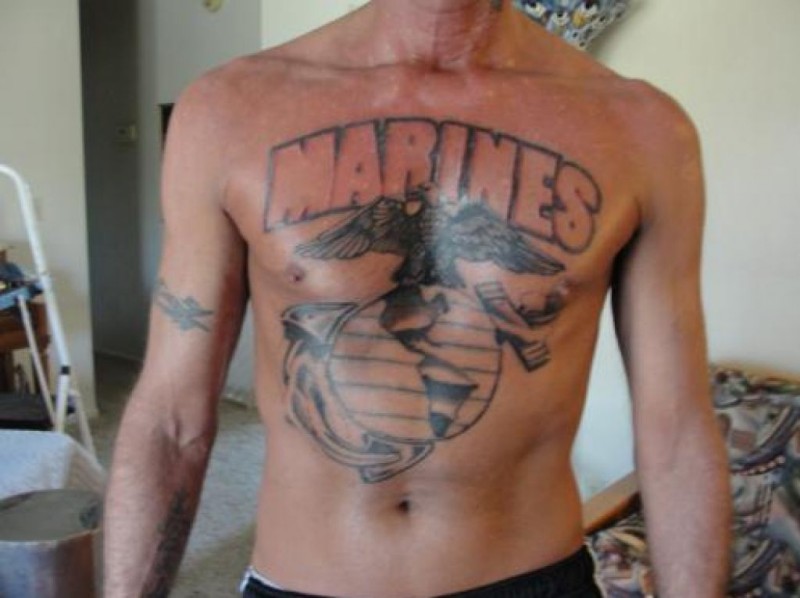 Tatuaggio grande sulla pancia &quotMarines" & i simboli americani