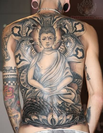 Tatuaje en la espalda, buda medita, diseño de tintas negra y gris