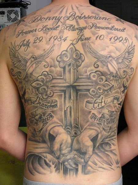 Tatuaje en la espalda de un gran memorial.