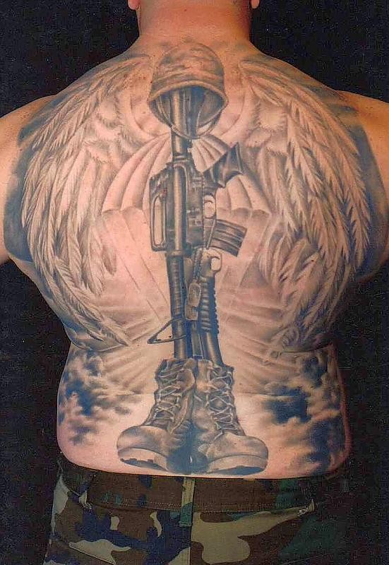 Tatuaje en toda la espalda de un gran memorial militar.