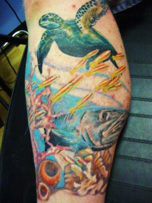 Tatuaje  de mundo submarino multicolor en la pierna