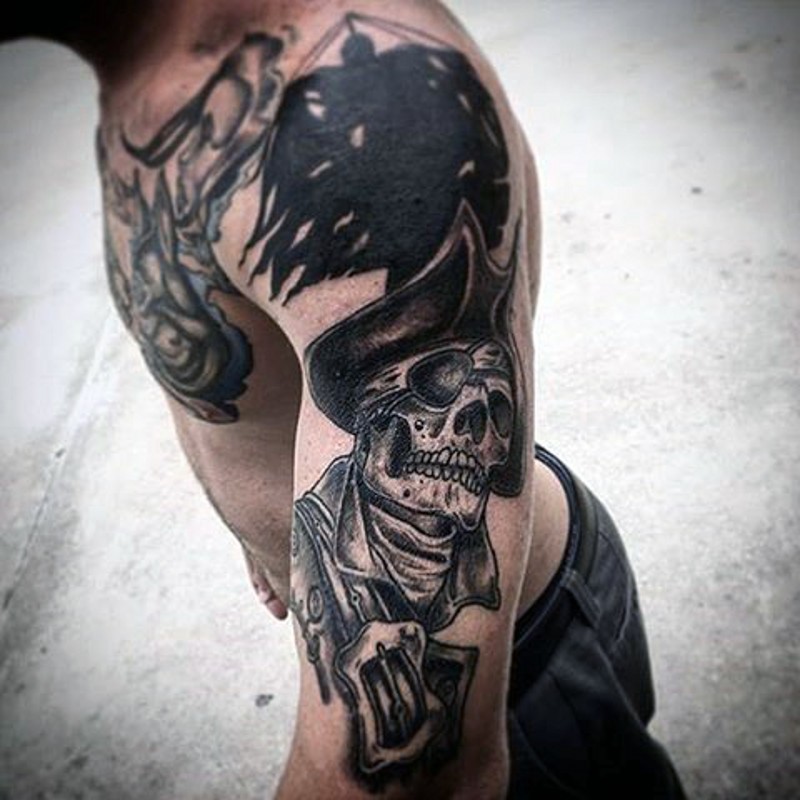 Tatuaje en el brazo, esqueleto de pirata increíble negro blanco