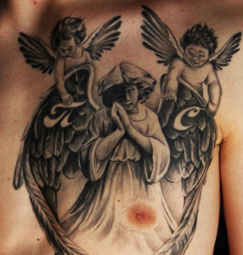 Tatuaje  de dos querubes y ángel que ora