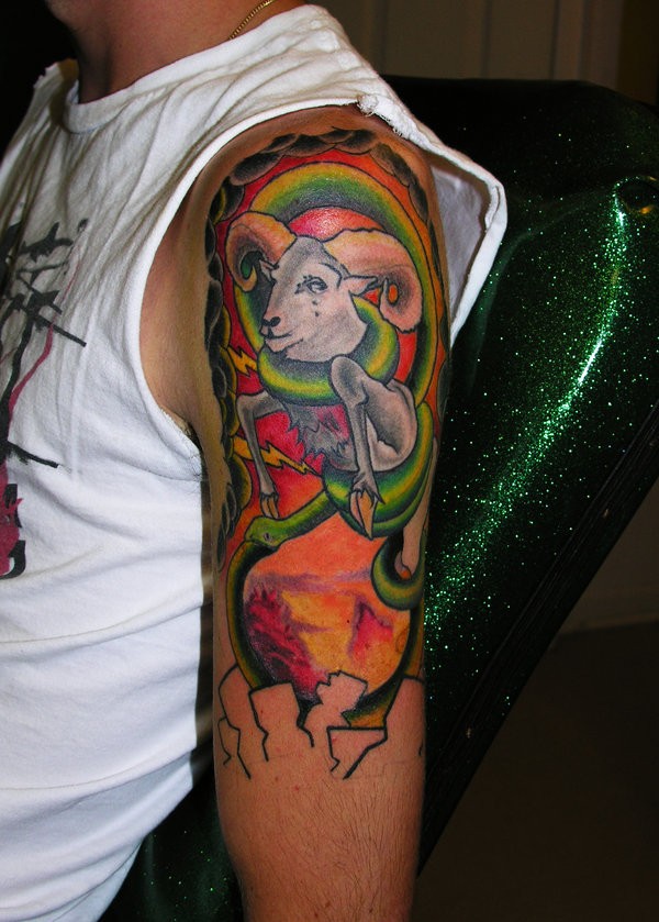 Tatuaje en el brazo,
ovis blanco y abstracción abigarrada