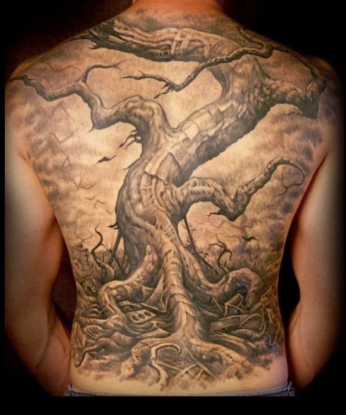 Tatuaje  de árbol viejo torcido en la espalda