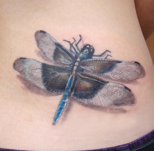 Tatuaje en las costillas, libélula realista con alas lindas