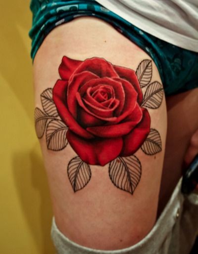 Großes üppiges rotes Rose Tattoo am Bein