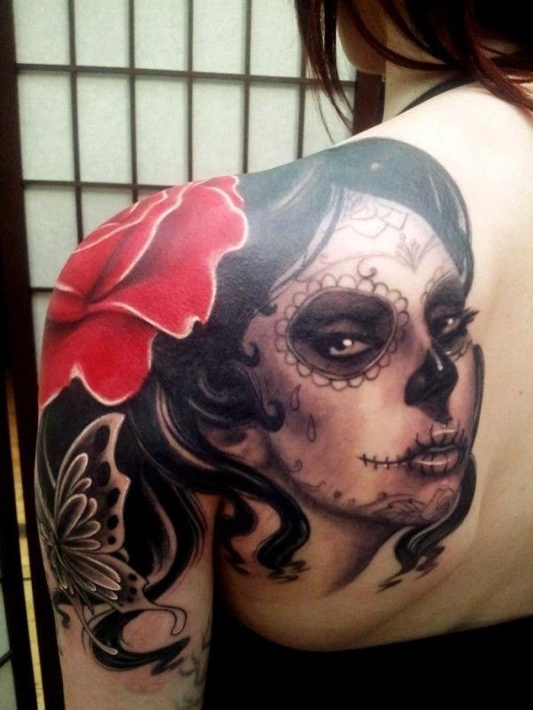 Tatuaje en el hombro,
santa muerte morena con un flor hermoso