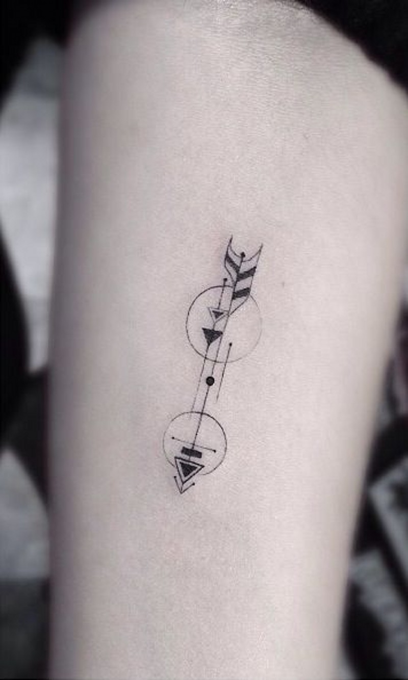 semplice dipinto geometrico inchiostro nero a forma di frecce tatuaggio su braccio