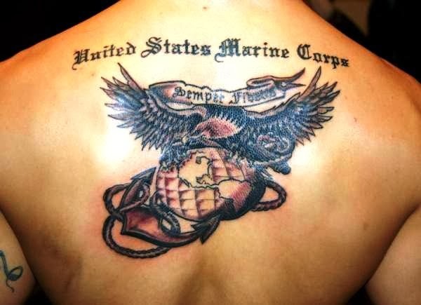 Tatuaje en la espalda de un gran usms militar.