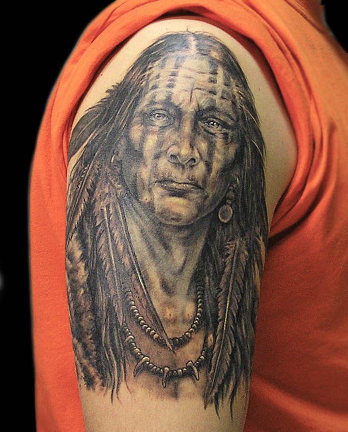 grande molto dettagliato vecchio indiano tatuaggio su spalla