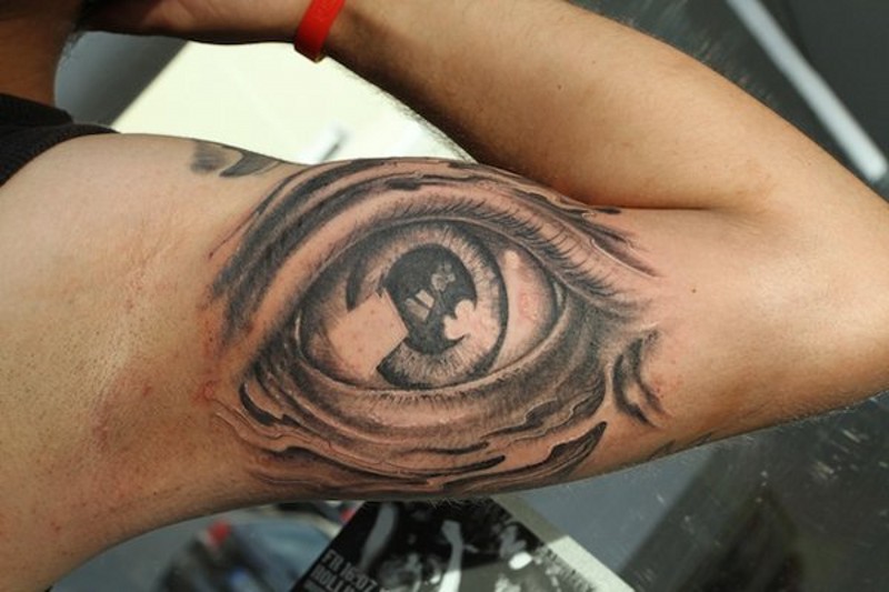 Tatuaje en el brazo, ojo enorme tremendo