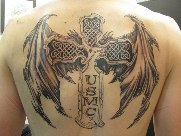 Großartiges geflügltes militärisches Kreuz Tattoo am Rücken