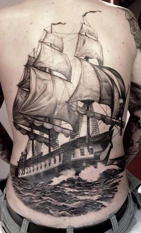 Tatuaje en la espalda, barco grande en el mar
