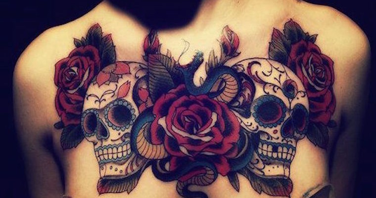 Tatuaje en el pecho,  calavera con rosa de color rojo oscuro