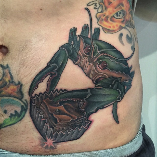 Tatuaje  de cangrejo verde raro en el estómago
