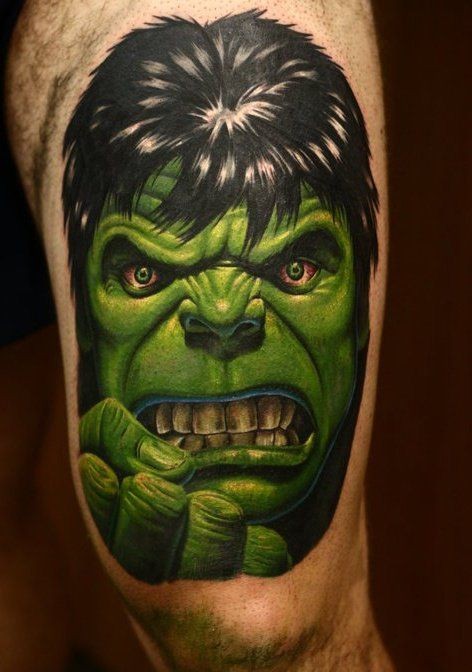 Grünes Horrortattoo von Hulk auf dem Bein
