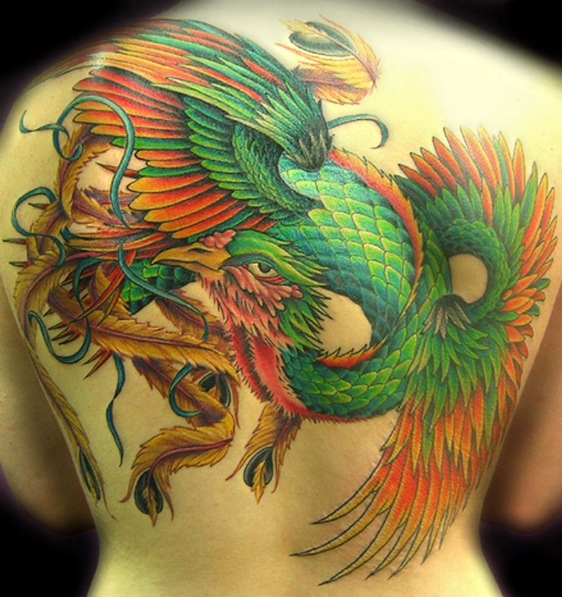 Grüner Phönix Tattoo am ganzen Rücken