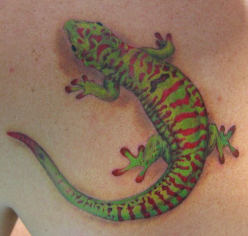 Grü- roter Gecko Tattoo am Rücken