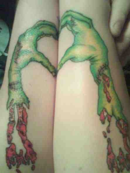 zombie verdi mani tatuaggio sul braccio