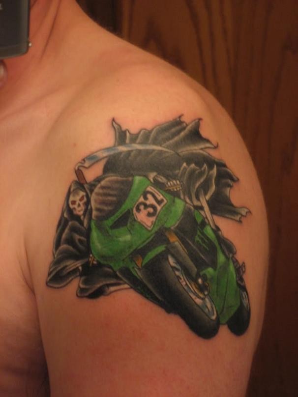 triste mietitore biker tatuaggio sulla spalla