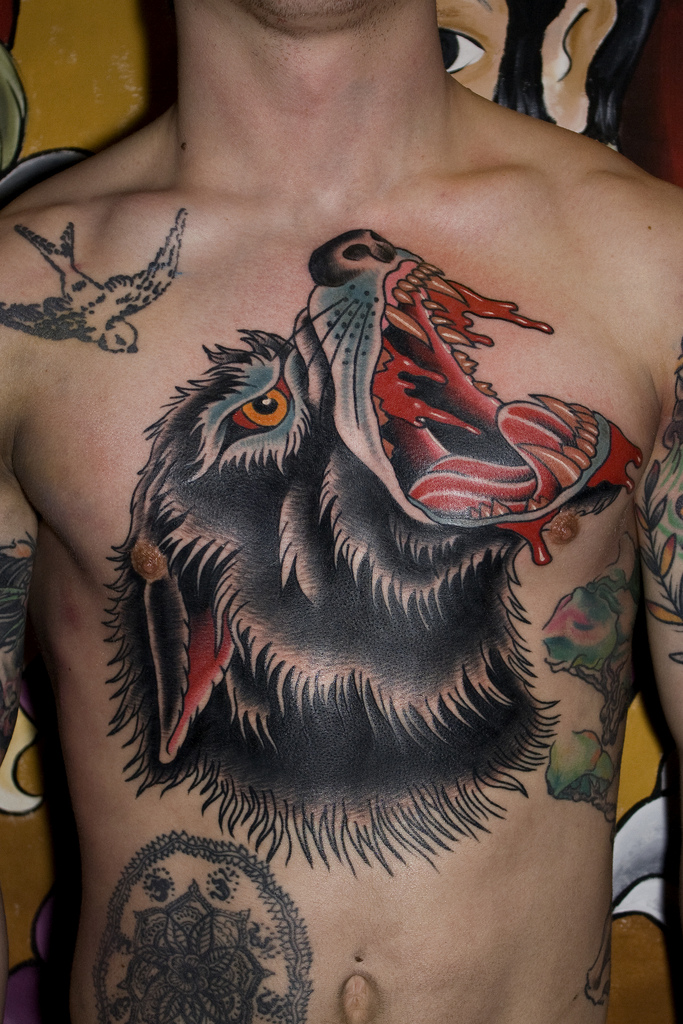 Tatuaje en el pecho, lobo con la boca sangrienta
