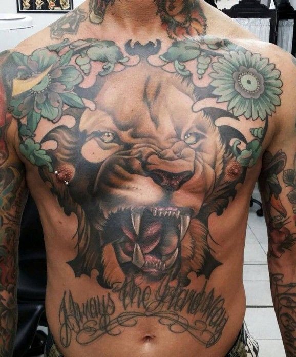 Tatuaggio su tutto il corpo grande leone con la bocca spalancata