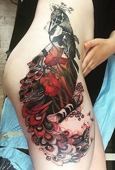 La mitad de color hermoso pintado por Joanna Swirska tatuaje de muslo de pavo real
