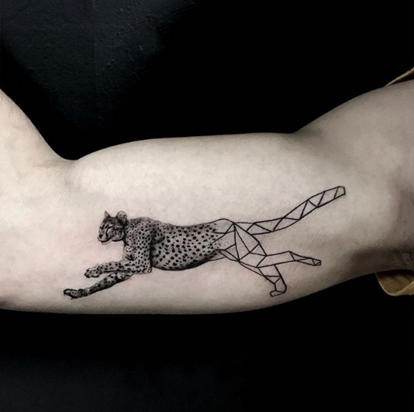 Meia tatuagem metade geométrica bíceps realista de leopardo criativo