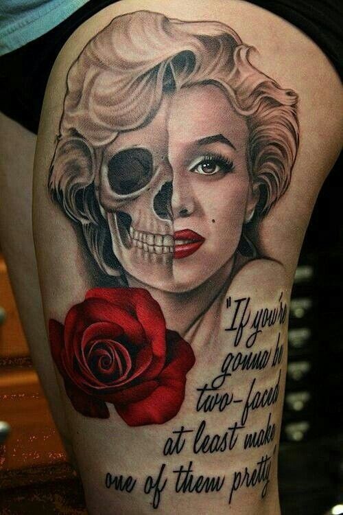 Spruchtattoo mit halbiertem Gesicht von Totenkopf und Monroe mit Rose