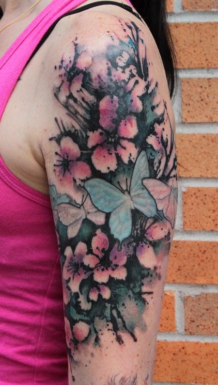 Tatuaje en el brazo, flores magníficas con mariposas bonitas
