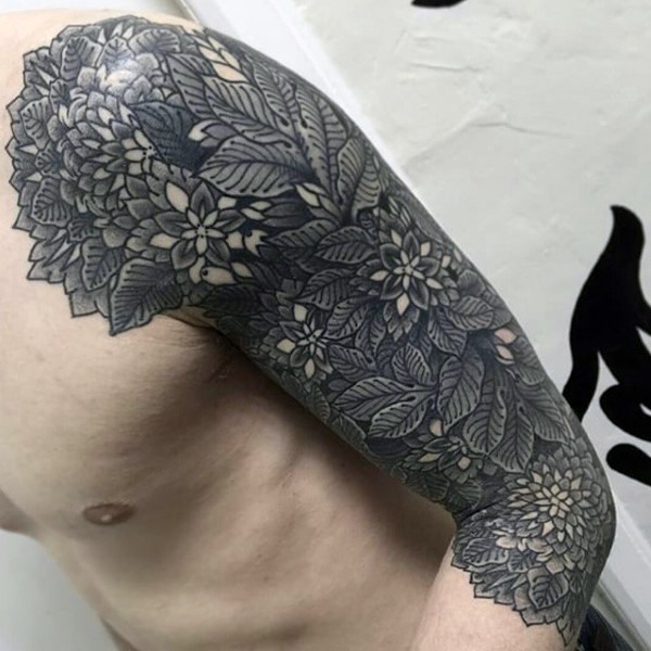 Tatuaje en el brazo, manga floral con hojas, diseño masivo