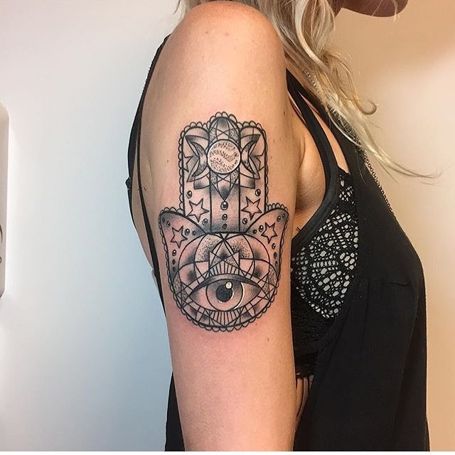 Hamsa Hand schwarzweißes Schulter Tattoo mit Sternen und floralem Ornament