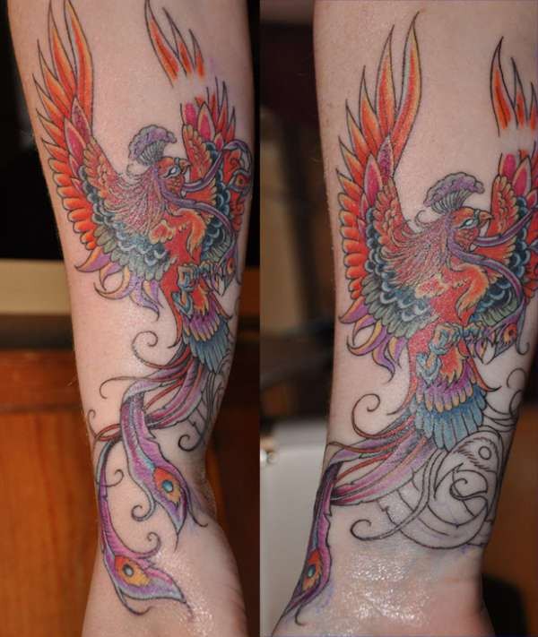 Tatuaje de fénix fantástico abigarrado en el brazo