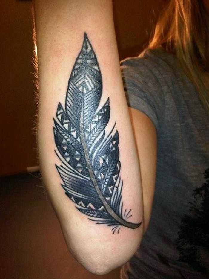 Tatuaje en el antebrazo,
pluma negra maravillosa
