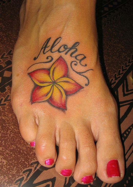 Tatuaje  de flor roja hawaiana  en el pie