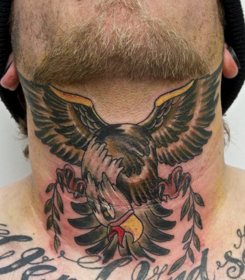 bel falco colorato inchiostro dipinto tatuaggio su collo per ragazzi con lettere