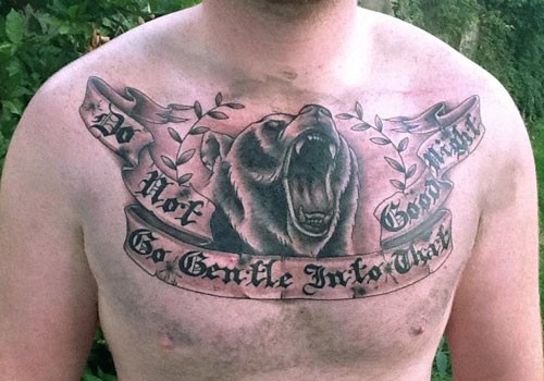 Tatuaje en el pecho, oso que grita y inscripción