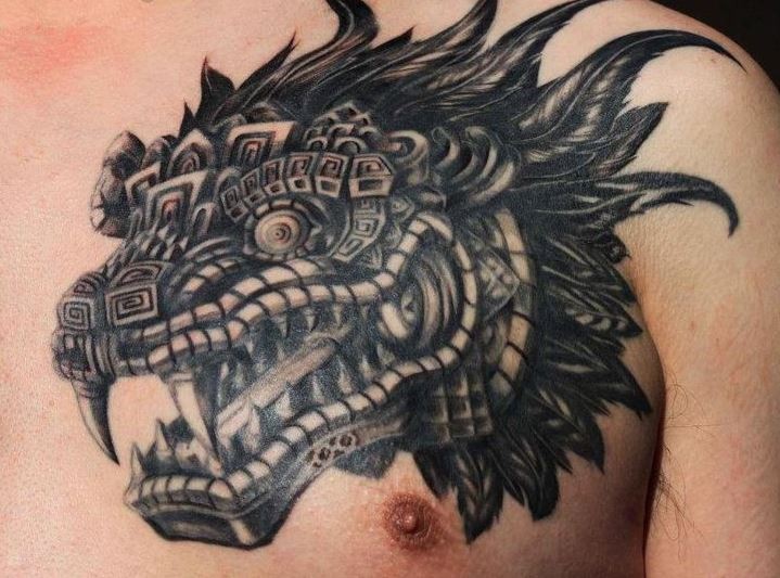 testa serpente piumato quetzalcoatl azteco tatuaggio sul petto per uomo